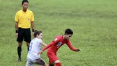 PP.Hà Nam có chiến thắng dễ trước TNG.Thái Nguyên (áo trắng). Ảnh: DŨNG PHƯƠNG