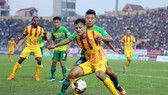 Cuộc chạm trán ở lượt đi giữa hai đội trên sân Thiên Trường. Ảnh: MINH HOÀNG