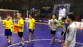 HLV Miguel đang có nhiều thử nghiệm về đội hình trong chuyến tập huấn lần này. Ảnh: ANH TRẦN