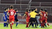 Các cầu thủ tham gia ẩu đả sau trận TPHCM I - TKS.Việt Nam. Ảnh: NGUYỄN HOÀNG