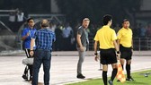 Tình huống căng thẳng giữa ông Park và đồng nghiệp bên phía đội Myanmar. Ảnh: Bạch Dương