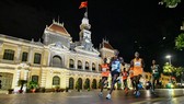 Các VĐV chạy ngang trụ sở UBND TPHCM