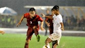 Việt Hưng (7) tranh bóng cùng cầu thủ Myanmar. Ảnh: NGUYỄN NHÂN
