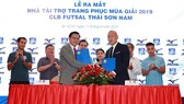 Lãnh đạo công ty Thái Sơn Nam và Mizuno tại lễ ra mắt. Ảnh: DŨNG PHƯƠNG