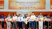Ban tồ chức trao kỷ niệm chương cho các nhà tài trợ. Ảnh: DƯƠNG THU