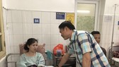 Ông Trần Anh Tú vào bệnh viện thăm chị Huyền Anh. Ảnh: Thanh Đình