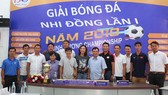 Ban tổ chức và đại diện các đội tham dự chụp ảnh lưu niệm tại buổi họp. Ảnh: Anh Trần