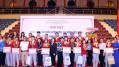 Các thành viên tham dự SEA Games nhận bằng khen và quà tại buổi họp mặt. Ảnh: Thanh Đình