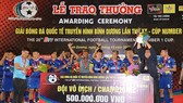 HLV Oliveira đã có danh hiệu đầu tiên cùng với B.Bình Dương. Ảnh: NGUYỄN NHÂN