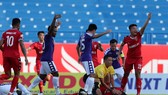 Trọng tài Duy Lân sơ cứu cầu thủ đội Bình Dương tại V-League. Ảnh: Đông Huyền
