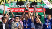 Các cầu thủ chủ nhà Becamex Bình Dương giành Cúp vô địch. Ảnh: DŨNG PHƯƠNG
