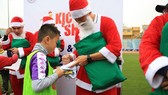 "Ông già Noel" Duy Mạnh ký tặng các cầu thủ nhí. Ảnh: Thanh Đình