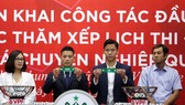 Đại diện lãnh đạo và cầu thủ các CLB tại lễ bốc thăm. Ảnh: MINH HOÀNG