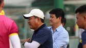 Ông Vũ Tiến Thành cạnh tân HLV Hoàng Văn Phúc trên sân Phúc Thọ chiều 28-12. Ảnh: SGFC