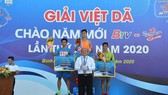 BTC trao thưởng cho các VĐV về đầu nội dung đồng đội nam hệ chuyên nghiệp. Ảnh: NGUYỄN NHÂN