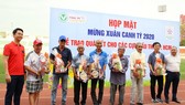 Có 40 cựu cầu thủ nhận quà Tết trong dịp này. Ảnh: HOÀNG HÙNG