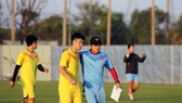 Đình Trọng được bác sĩ theo dõi trong suốt buổi tập. Ảnh: Đoàn Nhật