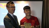 Đại diện AFC trao kỷ niệm chương tham dự VCK U23 châu Á 2020 cho đội trưởng Quang Hải. Ảnh: Đoàn Nhật