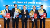 PGS.TS Huỳnh Thành Đạt trao hoa chúc mừng Ban lãnh đạo Trung tâm TDTT ĐH Quốc gia TPHCM. Ảnh: Anh Trần