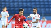 Các cầu thủ UAE đã thành công khi "khóa" được Quang Hải cũng như hạn chế phạm lỗi ở gần vòng 16m50. Ảnh MINH HOÀNG