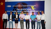 Ông Trần Anh Tú trao kỷ niệm chương cho đại diện các đội bóng đạt thành tích tốt trong năm 2019. Ảnh: Đức Anh