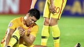 Zhang Tuning đau đớn khi gặp chấn thương