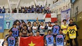 Thái Huy, Minh Trí cùng các đồng đội ở CLB YSVV Yokohama. Ảnh: TSNFC
