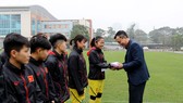 Ông Trần Quốc Tuấn thay mặt VFF lì xì cho các thành viên đội tuyển nữ Việt Nam. Ảnh: Đoàn Nhật