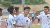 Tiền đạo trẻ Danh Trung (giữa). Ảnh: Hữu Thịnh