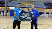 Lãnh đạo đội Real Betis trao quà lưu niệm cho HLV Phạm Minh Giang. Ảnh: Anh Trần