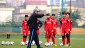 HLV Mai Đức Chung cùng các học trò tích cực chuẩn bị cho trận play-off với Australia. Ảnh: Đoàn Nhật