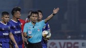 Trọng tài Trương Hồng Vũ bị cầu thủ Bình Dương phản ứng trong trận gặp Viettel. Ảnh: MINH HOÀNG