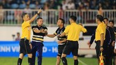 Trọng tài Duy Lân xử lý tình huống vi phạm của HLV Chu Đình Nghiêm trong trận HAGL - CLB Hà Nội. Ảnh: Minh Trần