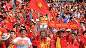 CĐV Việt Nam luôn đồng hành cùng đội nhà trên sân khách. Ảnh: DŨNG PHƯƠNG