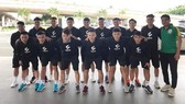 HLV Trần Hoàng Vinh (áo xanh) cùng các cầu thủ Tân Hiệp Hưng.