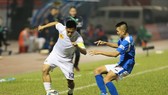 Văn Quyết và các cầu thủ Hà Nội "phơi áo" trên sân Cẩm Phả. Ảnh: MINH HOÀNG