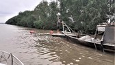 Ghe chìm trên sông Soài Rạp, 2 ngư dân bám can nhựa kêu cứu