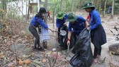 Nhóm bạn trẻ TPHCM dọn rác, làm sạch môi trường tại núi Dinh (Bà Rịa - Vũng Tàu). Ảnh: VÕ THẮM