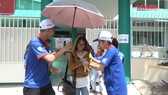 Sinh viên tình nguyện xếp hạc giấy, làm que điều ước, "tiếp lửa" cho sĩ tử thi THPT quốc gia