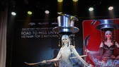 Café phin sữa đá là trang phục dân tộc của Hoàng Thùy tại Miss Universe 2019