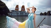 Á hậu Tú Anh tạo dáng giữa biển trời Hạ Long trong thiết kế mùa hè của Lê Thanh Hoà