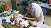 Bác sĩ Bệnh viện Nhi Trung ương điều trị cho một trẻ bị viêm não