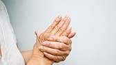 Tê buốt 2 bàn tay, 2 bàn chân và trong ống chân