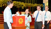 Các đại biểu bỏ phiếu bầu nhân sự HĐND TPHCM. Ảnh: VIỆT DŨNG
