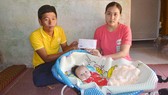 Chị Phạm Thị Phượng tiếp nhận hỗ trợ từ đại diện Quỹ Nhân ái Lý Sơn