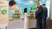 Đại diện các công ty trong Top 50 của toàn cầu tham dự hội nghị quan tâm tìm hiểu về sản phẩm Vinamilk Organic Gold