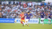Tiền vệ Quang Hải (phải, Hà Nội) tung cú sút trước hậu vệ Hồng Lĩnh Hà Tĩnh. Ảnh: MINH HOÀNG