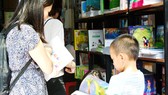 Readers in Ho Chi Minh City Book Street (Photo: Sggp)