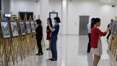Visitors at the exhibition (Source: VNA)