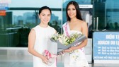The 2nd runner-up at Miss Universe Vietnam 2015, Duong Truong Thien Ly (L ) saw Nguyen Thi Loan off at the airport. (Photo: Sggp)